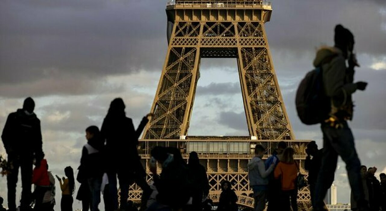 Covid, perch&eacute; la Francia ha mezzo milione di positivi ma riapre tutto ugualmente?