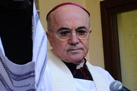 Il nemico del Papa Viganò incita i no-vax e indica la 'cura' anti-Covid: "La fede ci salva, non un siero sperimentale"