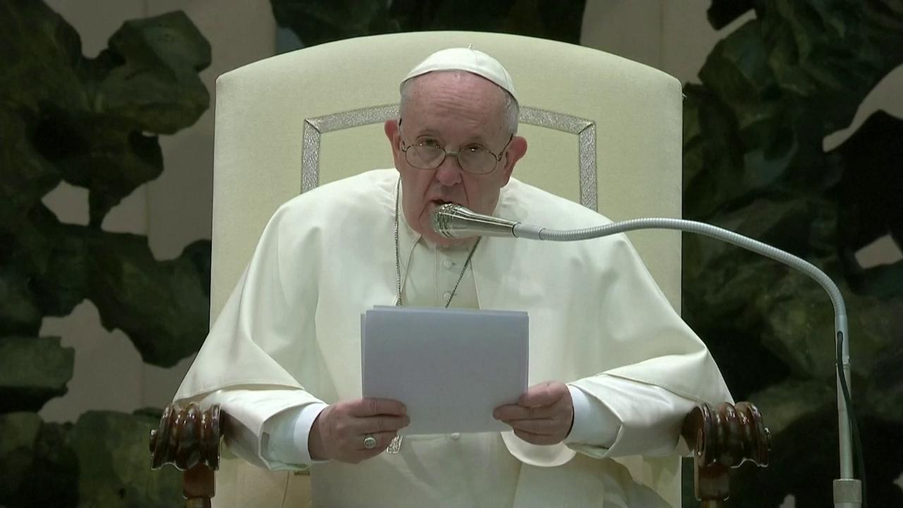 L'appello del Papa: "I genitori non condannino i figli per il proprio orientamento sessuale"