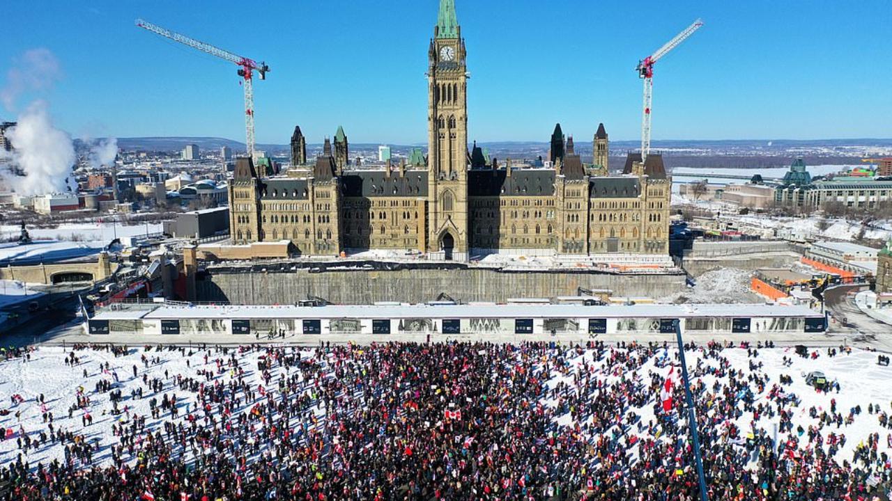 Ottawa assediata dei camionisti e No Vax contro l'obbligo vaccinale: il presidente Trudeau raggiunge un luogo segreto