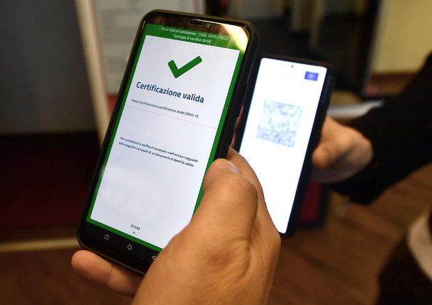 L'ipotesi: estensione illimitata del green pass per chi ha fatto le tre dosi di vaccino