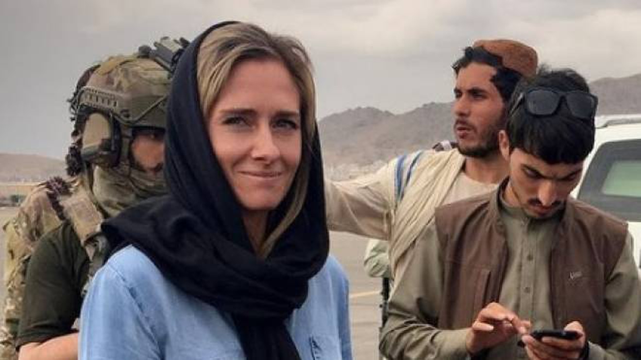 Giornalista neozelandese incinta non può tornare a casa per partorire per le norme anti-covid: chiede aiuto ai talebani