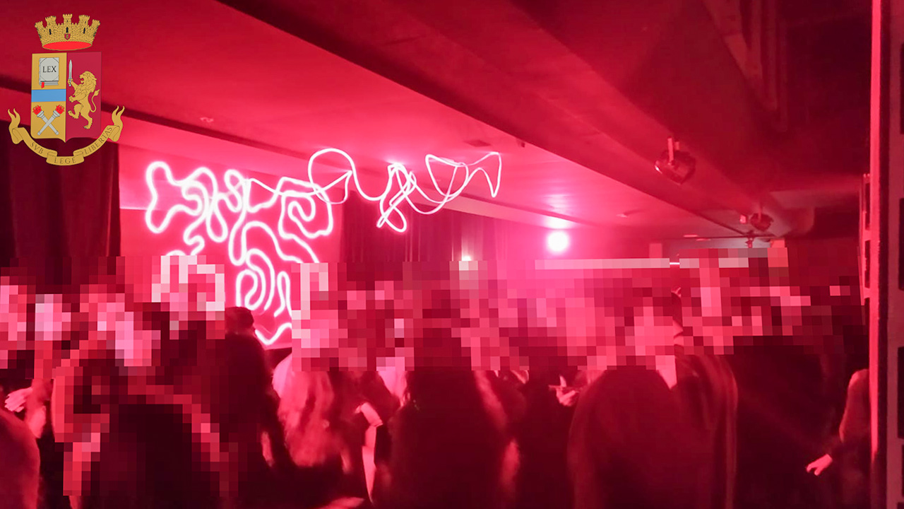 Festa da ballo in discoteca, tra assembramenti e assenza di mascherine: multato il titolare
