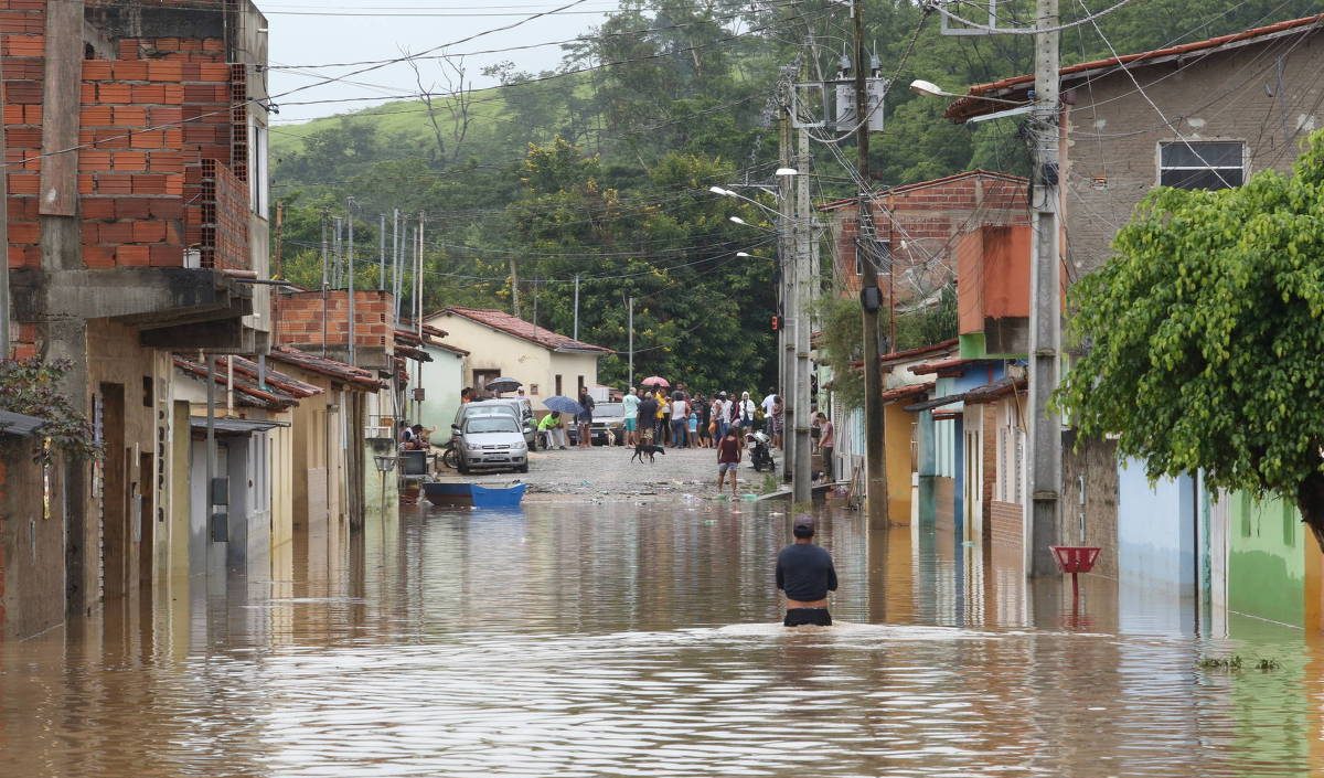 I cambiamenti climatici (negati da Bolsonaro) fanno strage in Brasile: alluvioni e 25 morti