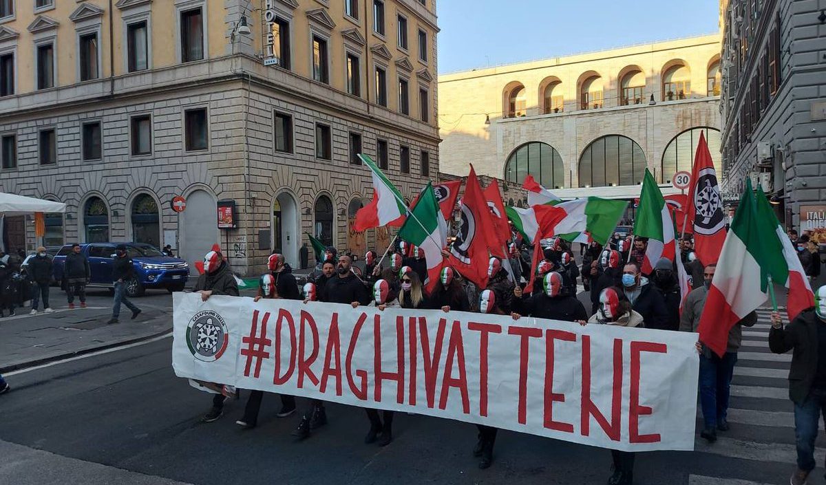 I fascisti di Casapound in piazza per difendere i no-vax: "Draghi dimettiti"