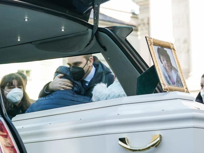 Bimba precipitata dal balcone a Torino: lacrime ai funerali di Fatima