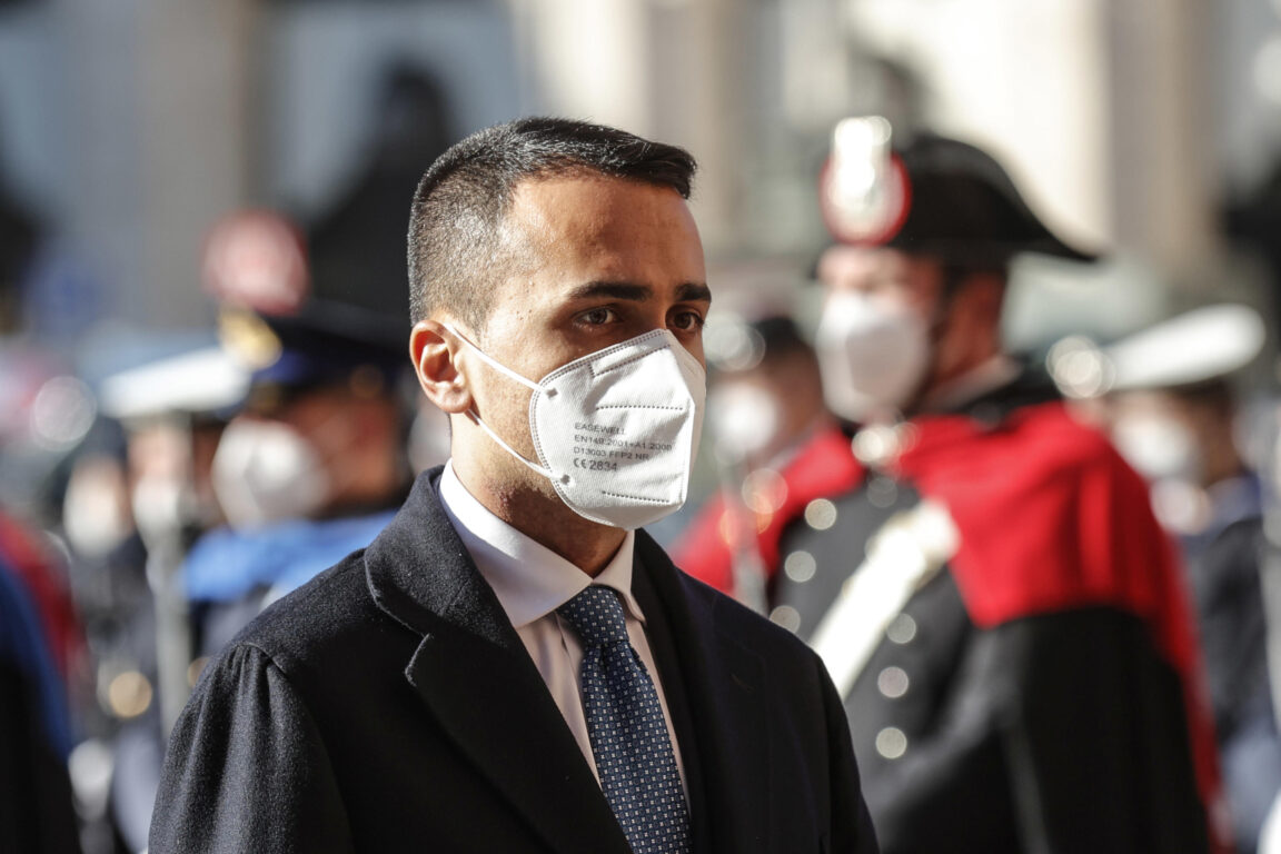 Quirinale, Di Maio: "Se il centrodestra porta un nome divisivo si spacca la maggioranza"