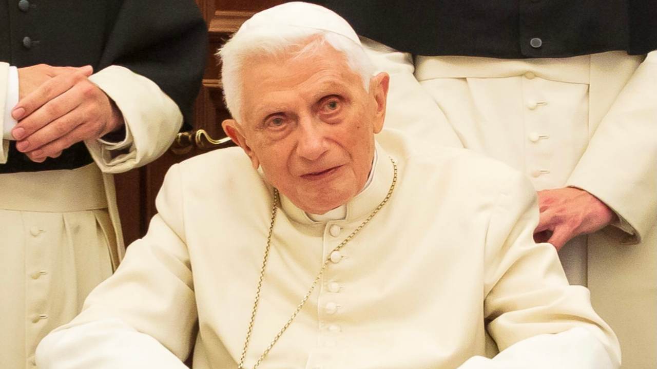 Ratzinger accusato di aver coperto i pedofili, il vescovo Camisasca: "Una manovra contro il Papa emerito"