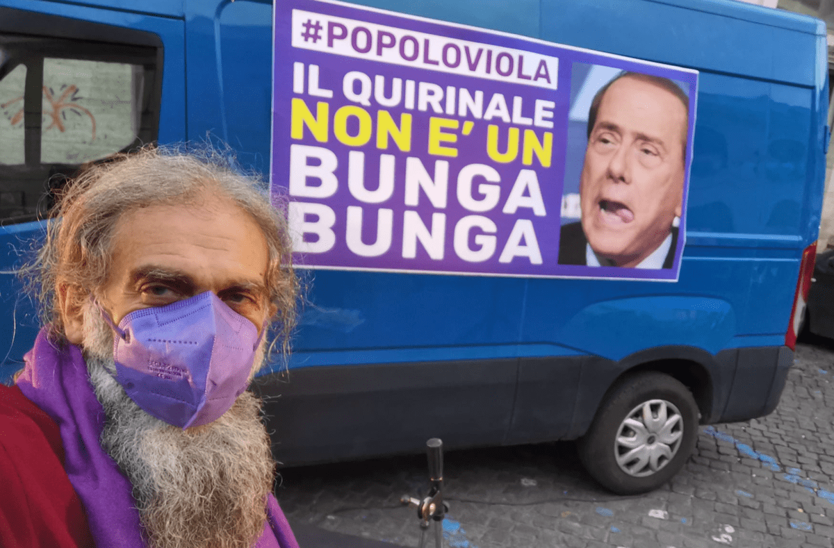 Il Popolo Viola torna in piazza contro gli impresentabili (cioè Silvio). Ma FI difende il suo capo: "carnevalata"