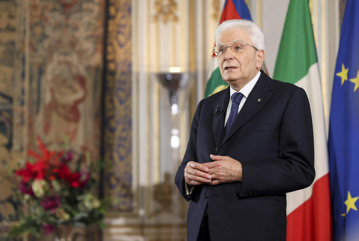 I senatori grillini non devono ancora aver capito: in forte pressing per un bis di Mattarella (che non farà mai)