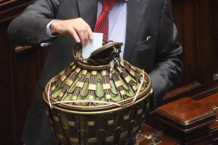 I positivi non voteranno per l'elezione del Capo dello Stato: si valuta l'ok per gli elettori con febbre ma negativi I positivi non voteranno per l'elezione del Capo dello Stato: si valuta l'ok per gli elettori con febbre ma negativi