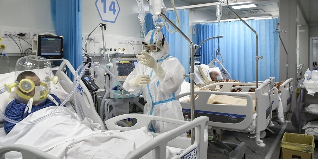 Covid, altri 380 decessi ma calano i ricoveri in terapia intensiva