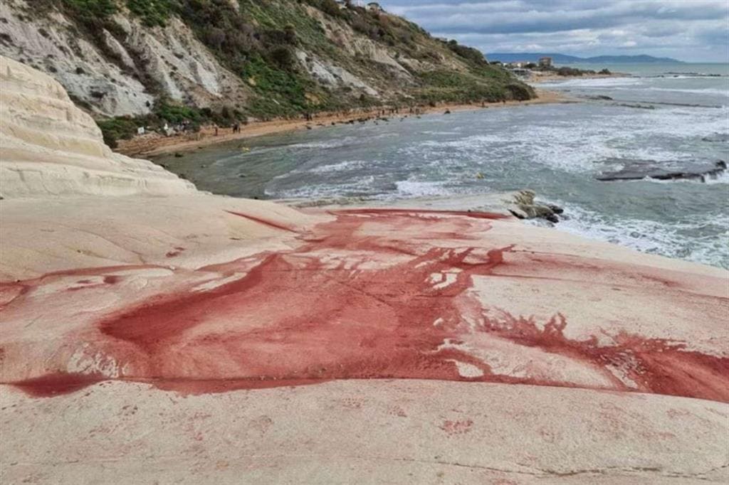 Scala dei Turchi: una scogliera imbrattata e da sanare