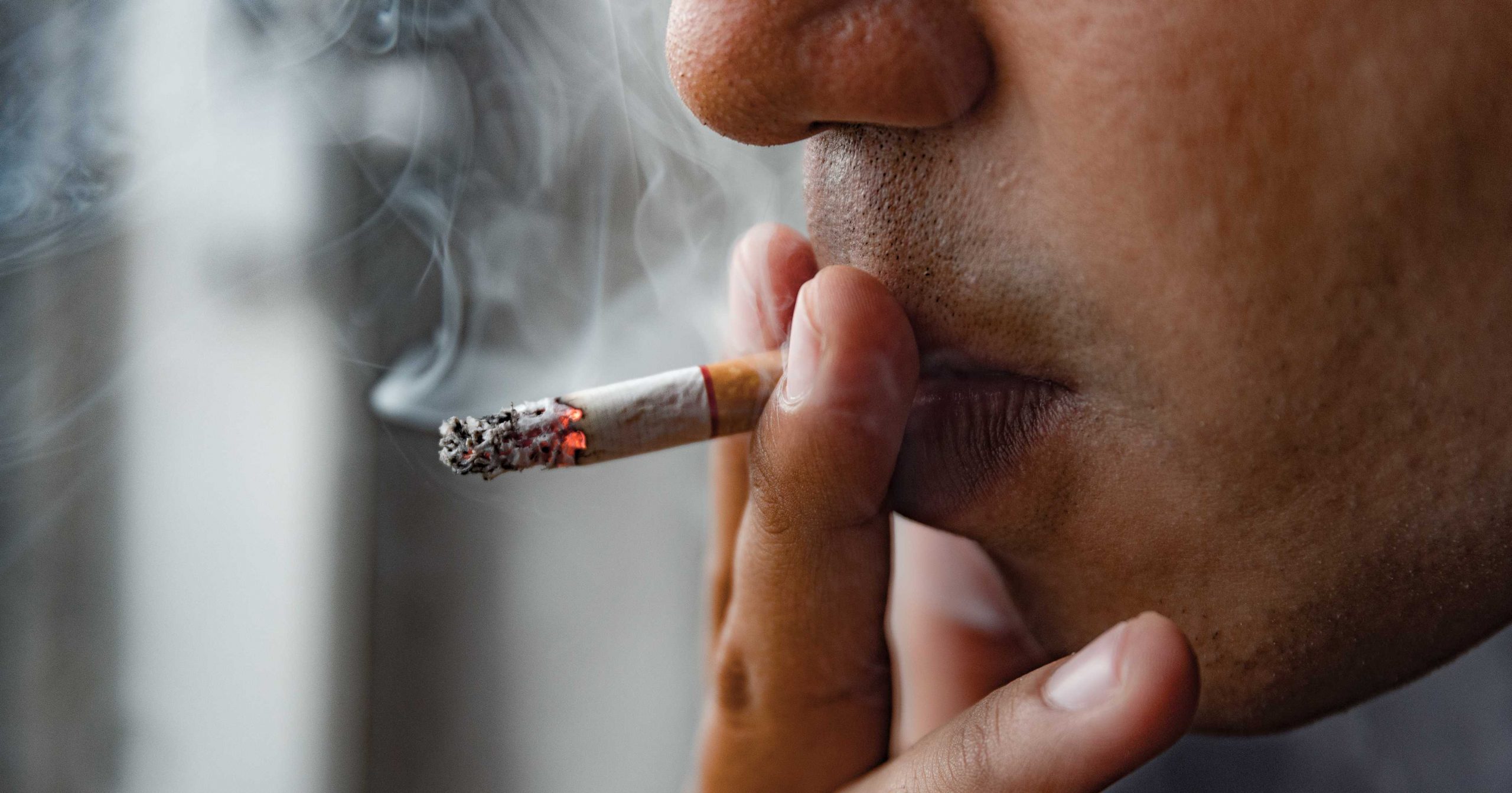 Covid, lo studio: nei fumatori la protezione anticorpale cala molto più rapidamente