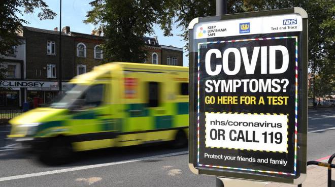 Regno Unito, contagi in leggero calo, ma i ricoveri aumentano del 43% in una settimana