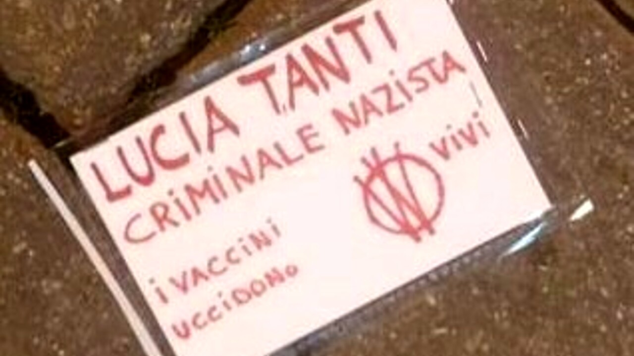Minacce no-vax alla vice-sindaca di Arezzo: "Criminale nazista, i vaccini uccidono"