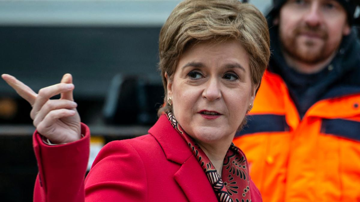 Calo dei casi in Scozia, Nicola Sturgeon annuncia allentamenti nelle restrizioni