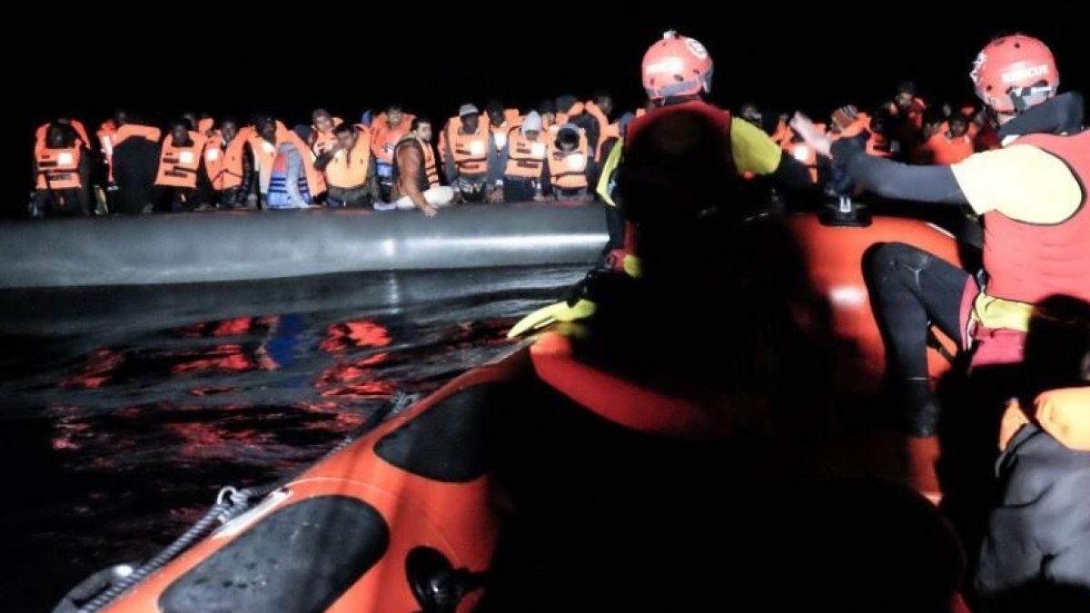 Barcone arriva a Lampedusa con 280 migranti: sette morti per ipotermia