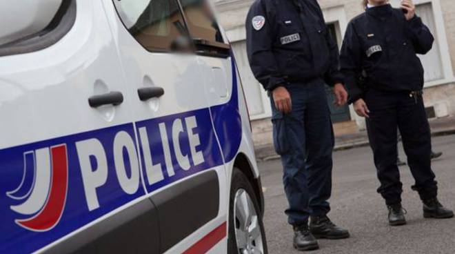 Orrore a Parigi: bimbo ucciso a coltellate e gettato nell'immondizia chiuso in valigia