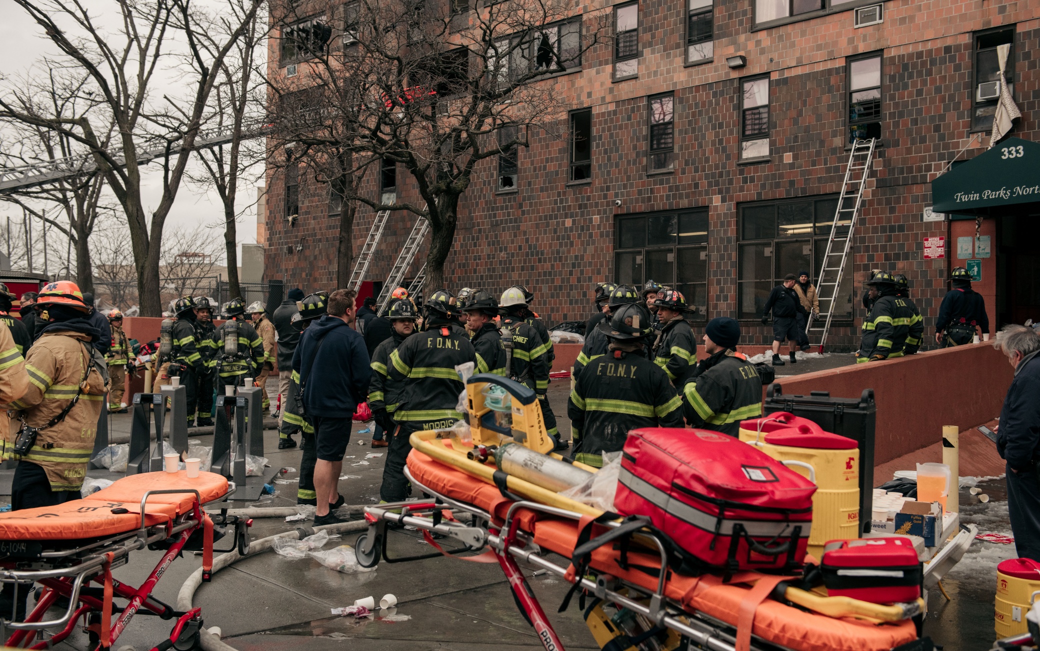Tragedia immane, divampa un incendio nel Bronx: 19 morti, 9 sono bambini