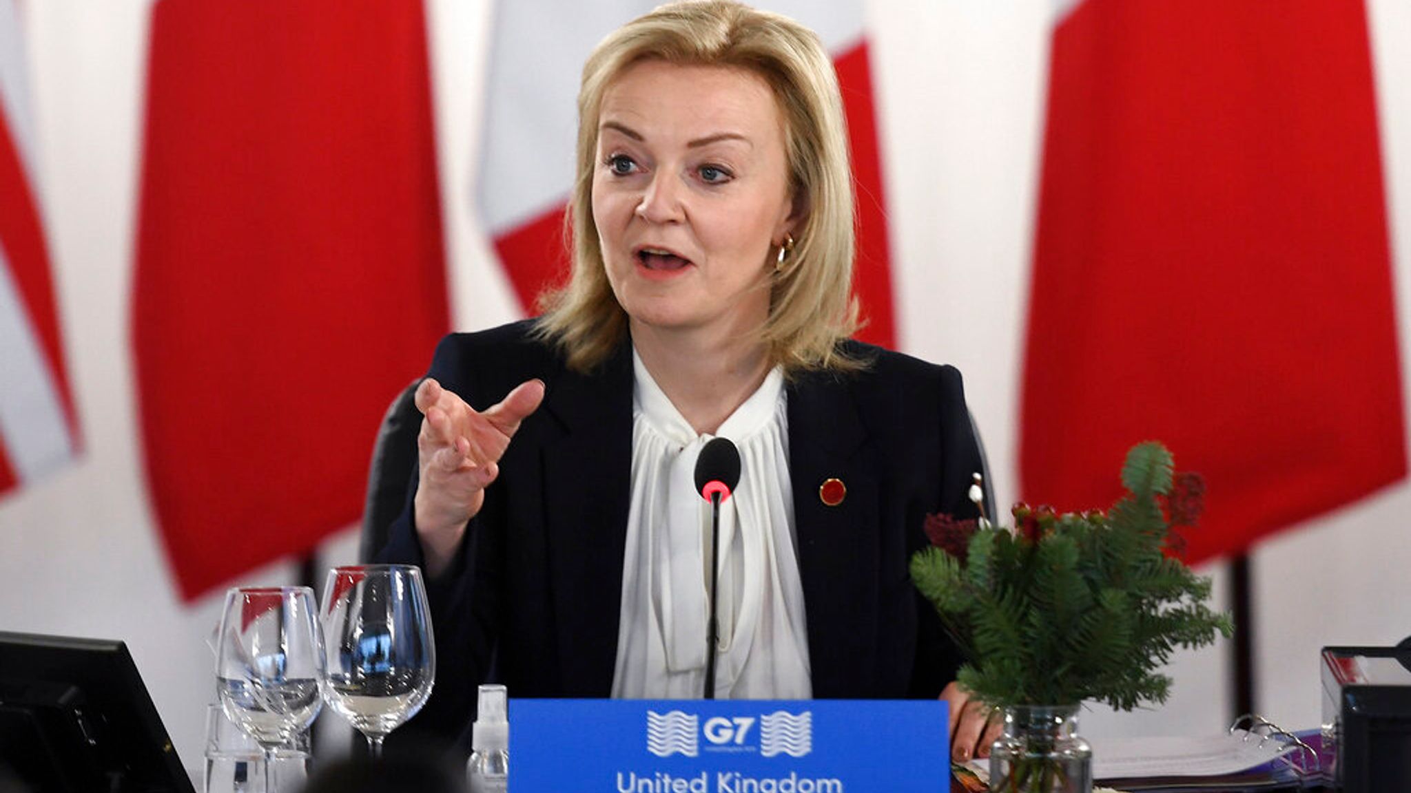 Ucraina, la ministra britannica: "Pronti a sanzioni contro gli oligarchi di Putin"