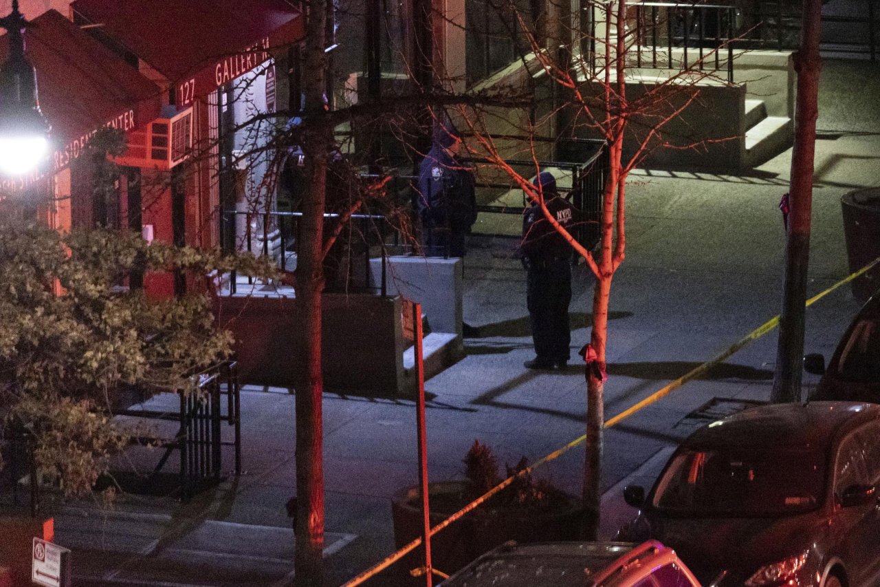 Poliziotto di New York ucciso in una sparatoria: il sindaco chiede a Biden di fermare la proliferazione delle armi