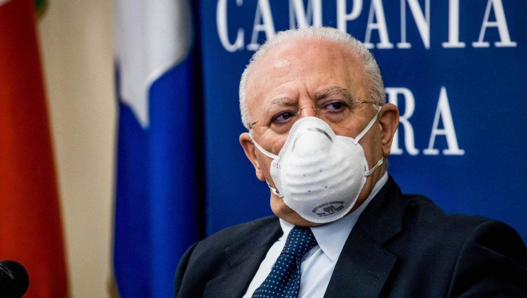 Covid, De Luca guastafeste va ancora una volta contro il Governo: "Da noi le mascherine restano"