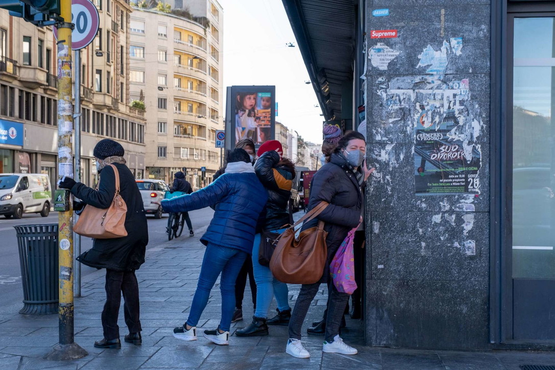 Raffiche di vento fortissime spaventano Milano: due feriti gravi. Anche il Castello Sforzesco danneggiato