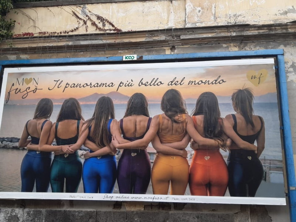 Polemiche sul manifesto sessista: "Il panorama più bello del mondo"