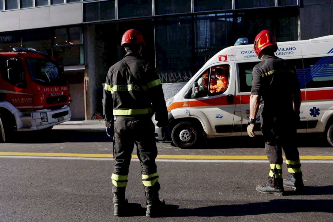 Milano, incidente mortale sul lavoro: due operai precipitano nel vano di un ascensore, uno muore
