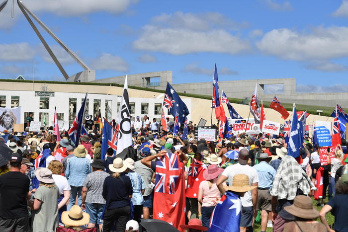 Anche in Australia scoppia la protesta No Vax: migliaia di manifestanti davanti al Parlamento