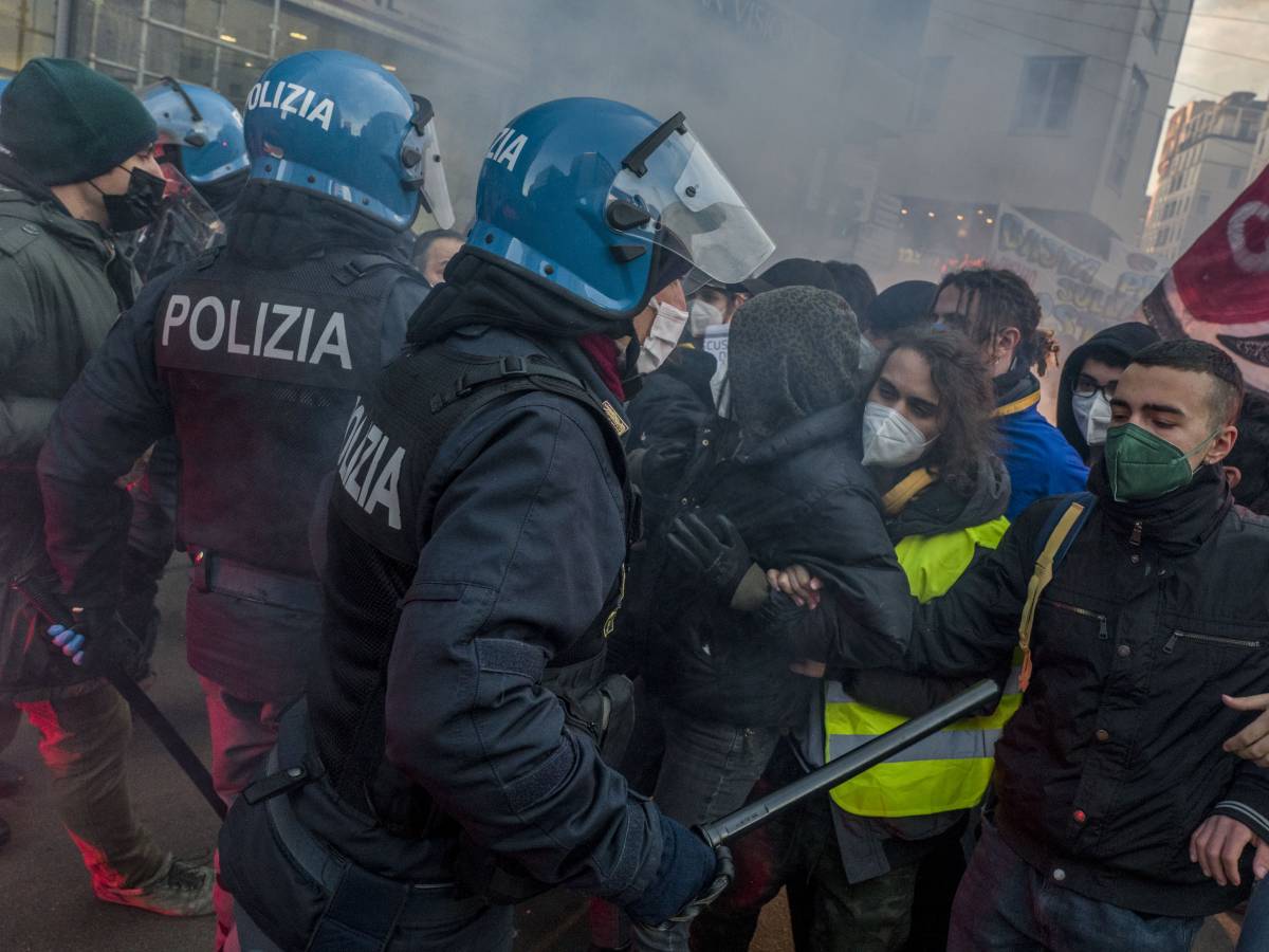 Tra Quirinale e Sanremo, troviamo il tempo di parlare dei poliziotti che spaccano la testa ai nostri studenti?