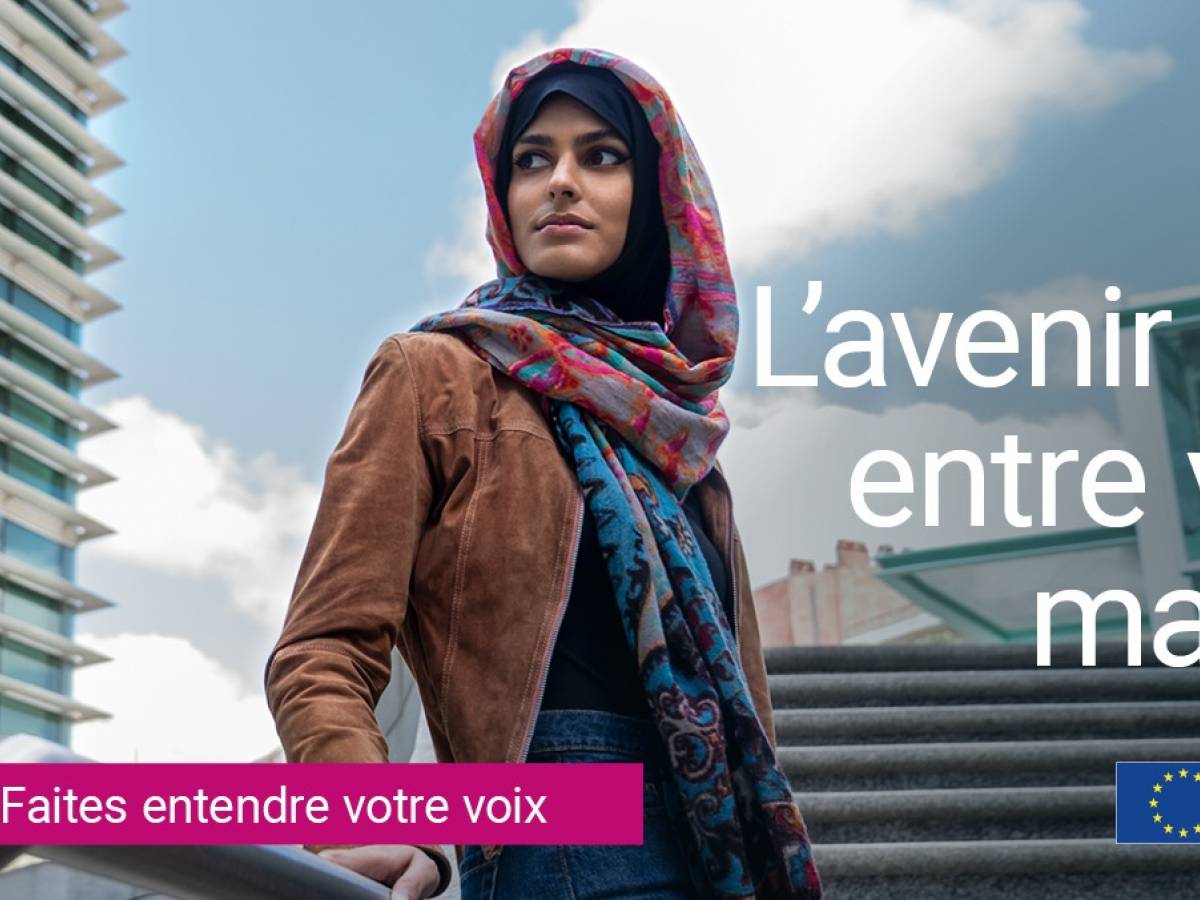 Sardone (Lega) prende d'aceto per un manifesto europeo con una donna islamica: "Il velo non sarà mai simbolo di libertà"