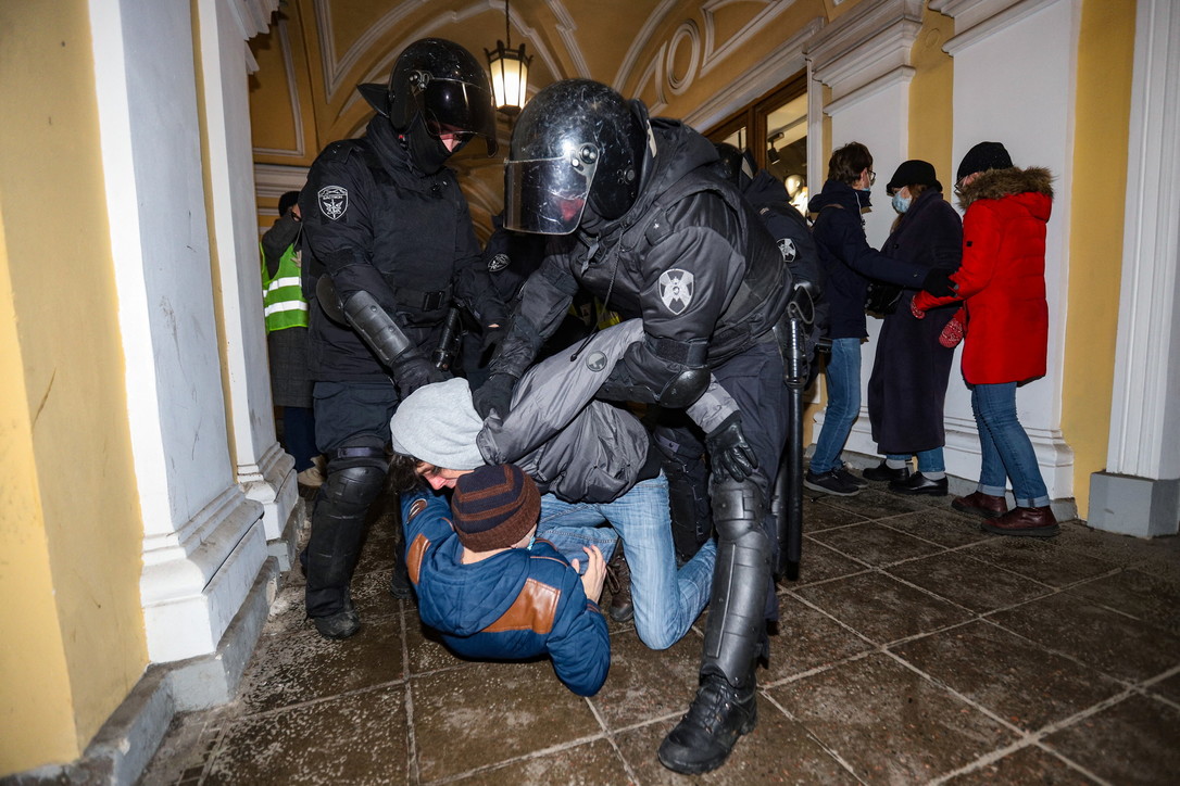 "Mondo, non odiarci": i russi si fanno arrestare per gridare che questa guerra non è la loro
