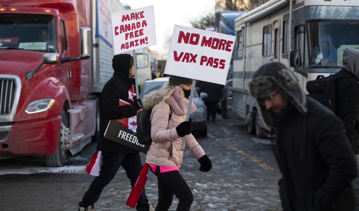 Canada, Trudeau dichiara lo stato d'emergenza per fronteggiare i camionisti no-vax