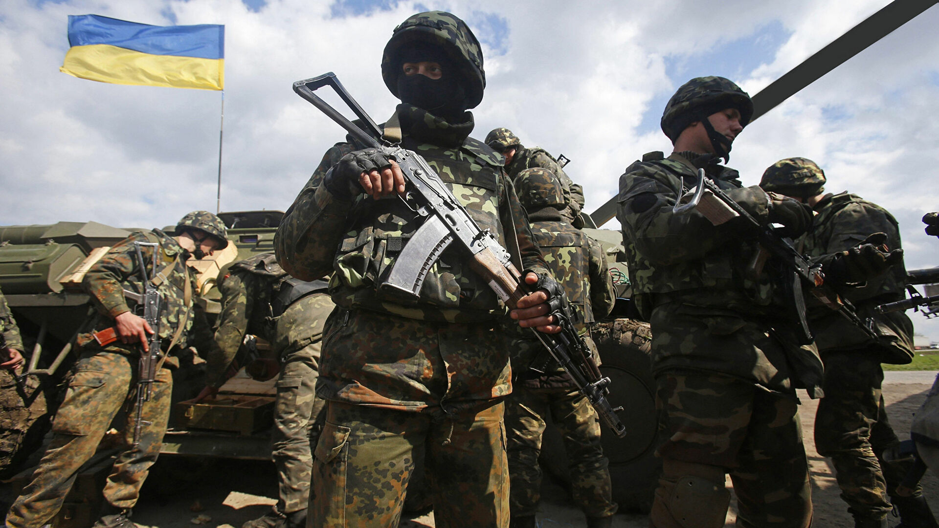 Ucraina, Kiev richiama i riservisti per combattere: "I russi hanno ucciso un nostro soldato"