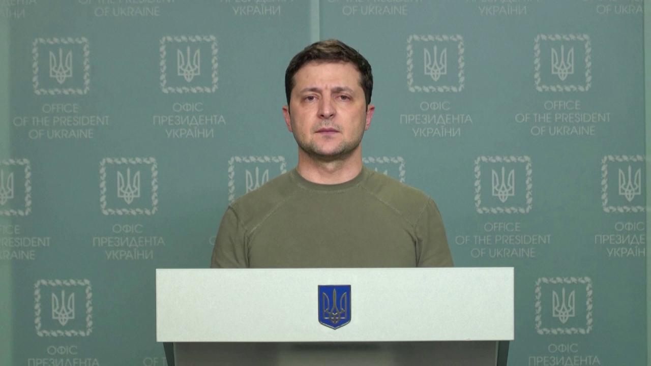 Russia-Ucraina, la disperazione di Zelensky: "Siamo rimasti soli, il mondo ci guarda da lontano"