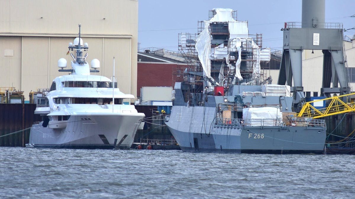 Ucraina, lo yacht di Putin lascia il porto di Amburgo: paura di una confisca
