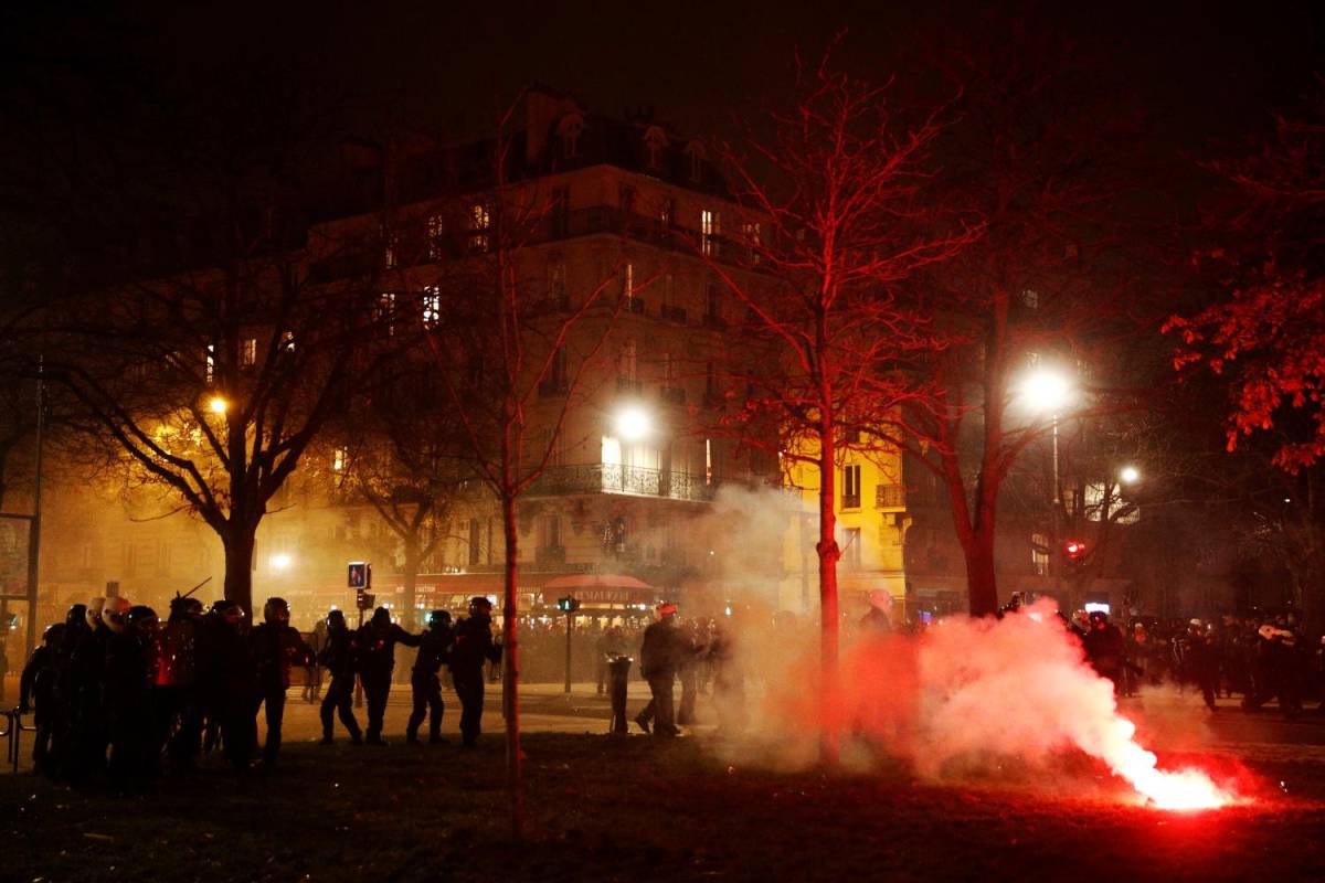 Furia no-vax a Parigi: arrestate 97 persone tra cui un leader dei Gilet gialli
