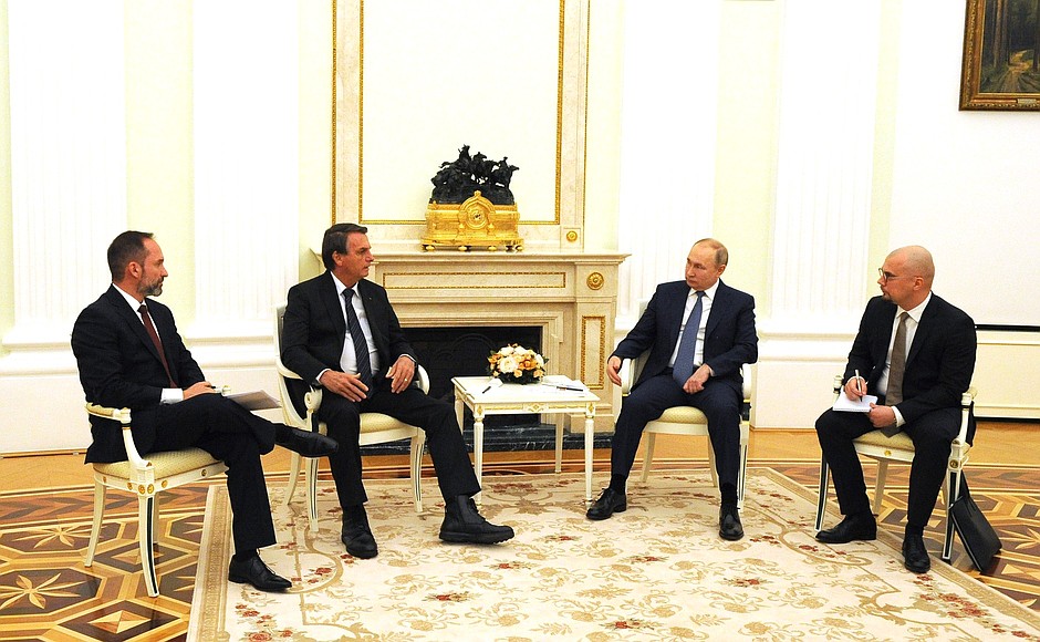 Putin riceve Bolsonaro al Cremlino: per il presidente brasiliano il piccolo tavolo
