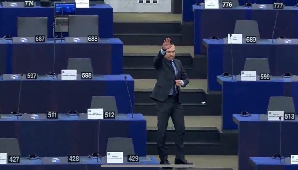 L'eurodeputato bulgaro alleato della Meloni fa il saluto fascista nel parlamento europeo L'eurodeputato bulgaro alleato della Meloni fa il saluto fascista nel parlamento europeo