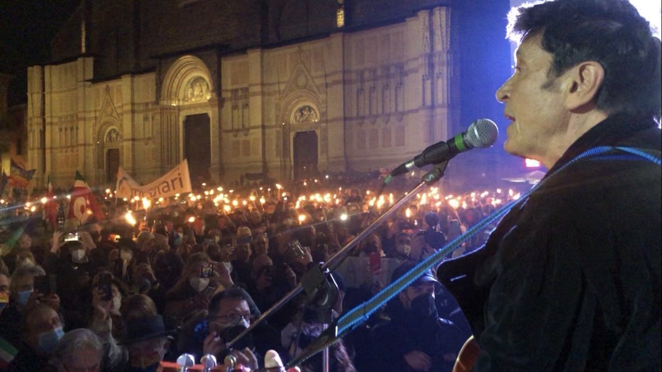 Guerra in Ucraina, Gianni Morandi alla fiaccolata a Bologna canta "C'era un ragazzo..."
