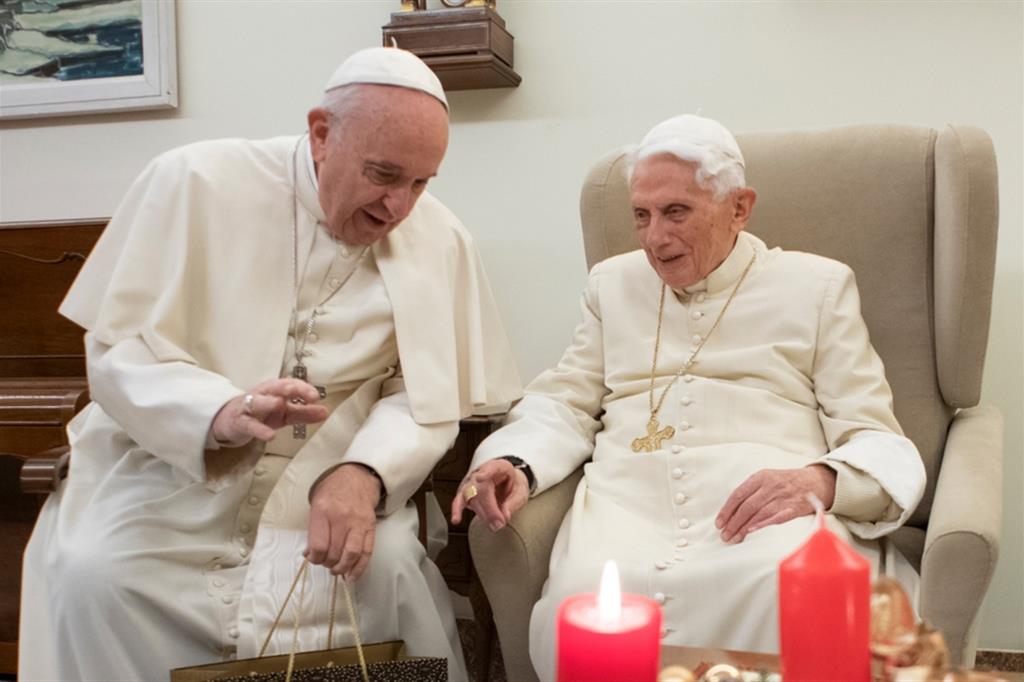 Pedofilia, Ratzinger amareggiato: "Non sono un bugiardo, il Papa è con me"
