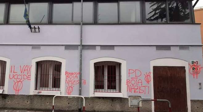 "Bonaccini boia nazista": blitz No Vax alla sede Pd di Parma, i dem: "Non ci facciamo intimidire"