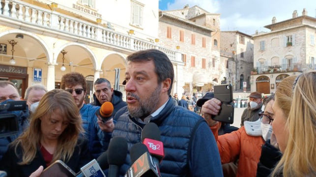 Salvini va a pregare ad Assisi contro la guerra del suo ex idolo Putin (che ancora non ha condannato)