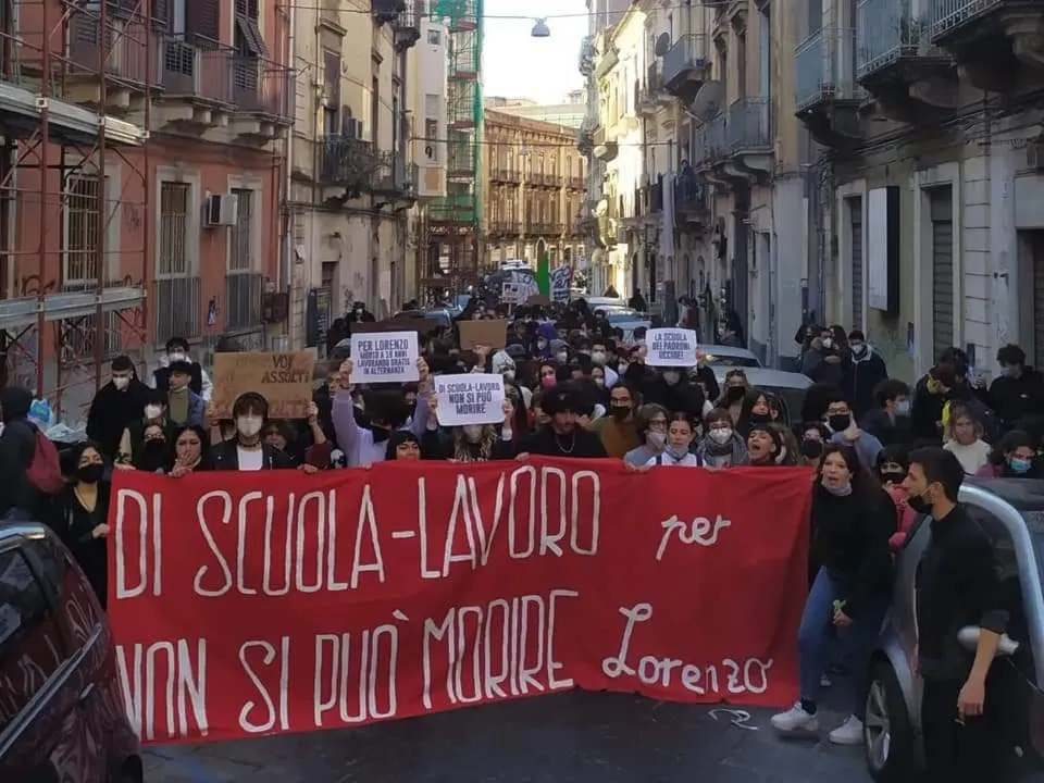 Dopo la 'Dad' una scuola tutta da ripensare. E agli studenti non si risponde con i manganelli