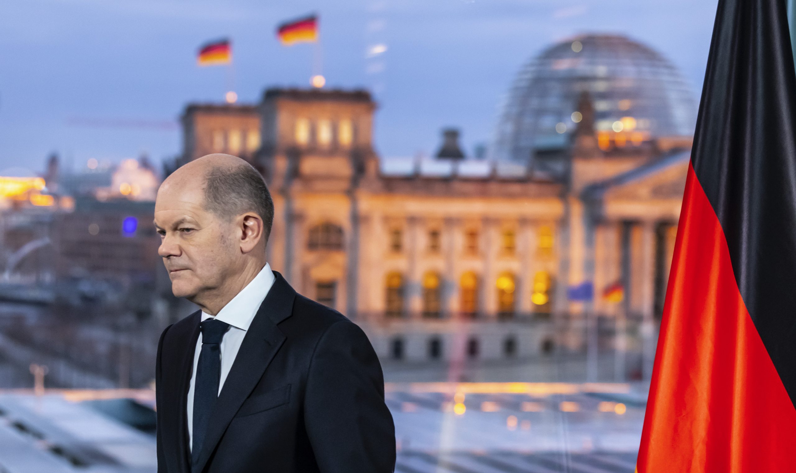 Scholz durissimo con Putin: "Siamo al fianco degli ucraini dalla parte giusta della storia"