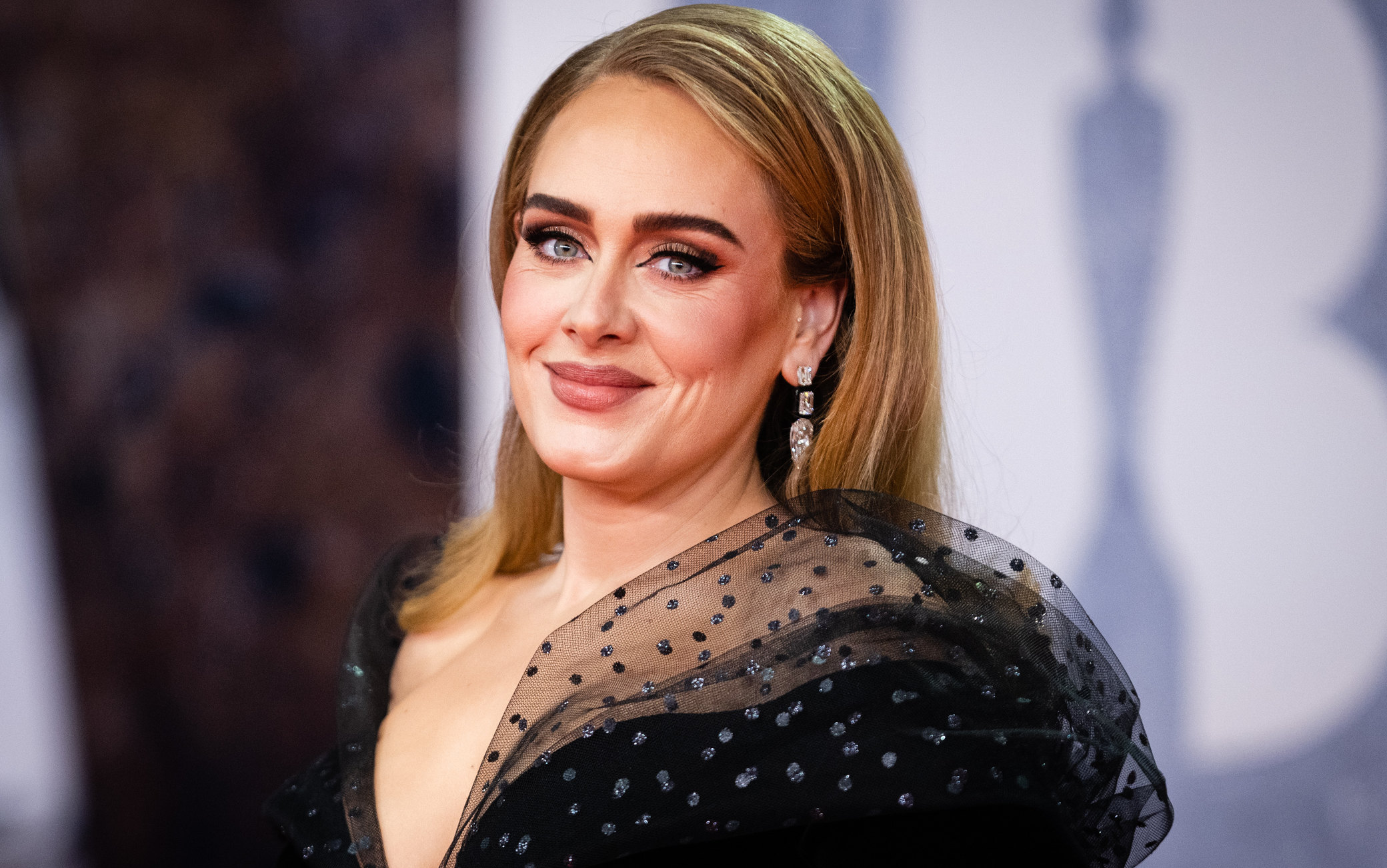 La ridicola accusa ad Adele: si dichiara 'orgogliosa di essere donna' e le danno della transfobica