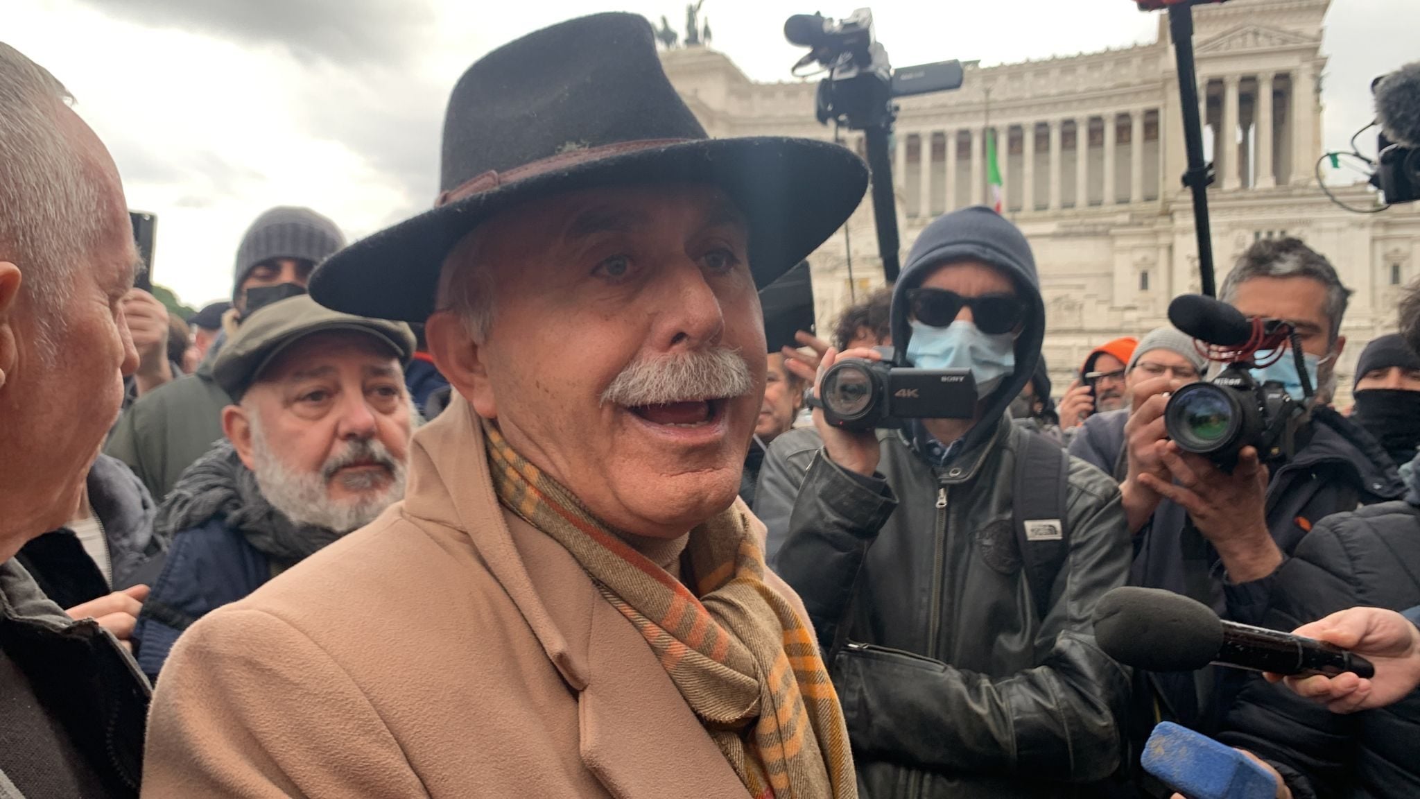 Il generale Pappalardo 'eversivo' a una manifestazione No Vax: "Arrestate Mattarella, processate Draghi per estorsione"