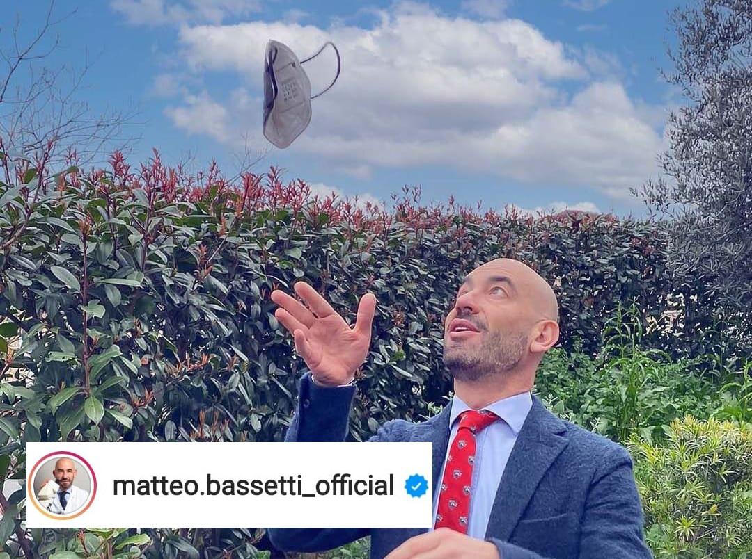 Post e foto (imbarazzante) di Bassetti: "Il Covid non è il patibolo. Si vede la luce all'orizzonte, viva la vita"